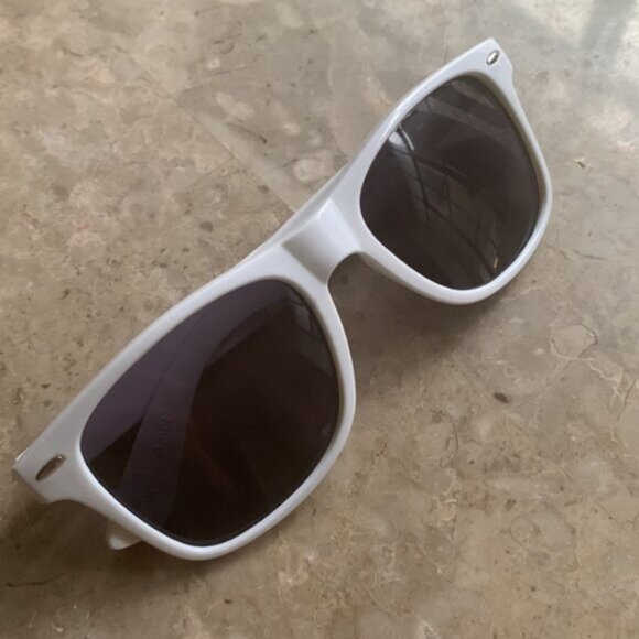 Friendly’s Ladies Unisex Sunglasses. NEW